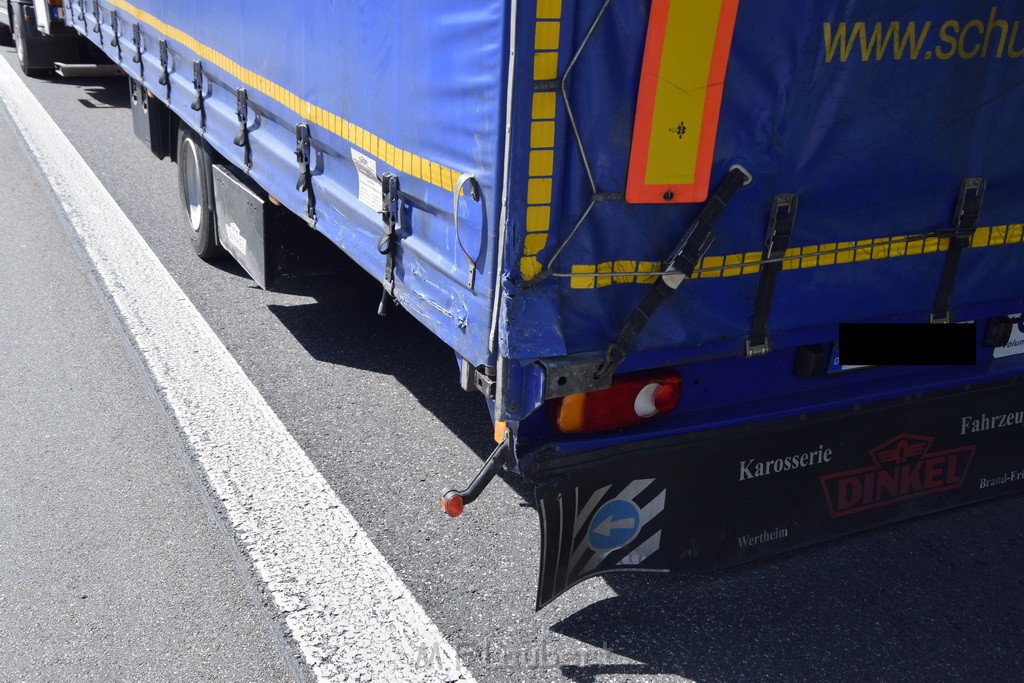 LKW in Boeschung A 3 Rich Frankfurt Hoehe Roesrath Lohmar P144.JPG - Miklos Laubert